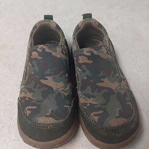 Boys stride rite pull on camo sneakers. Size 6